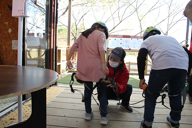 「ルーフトップアドベンチャー」ハーネス装着の様子/しあわせの村(兵庫県/神戸市)