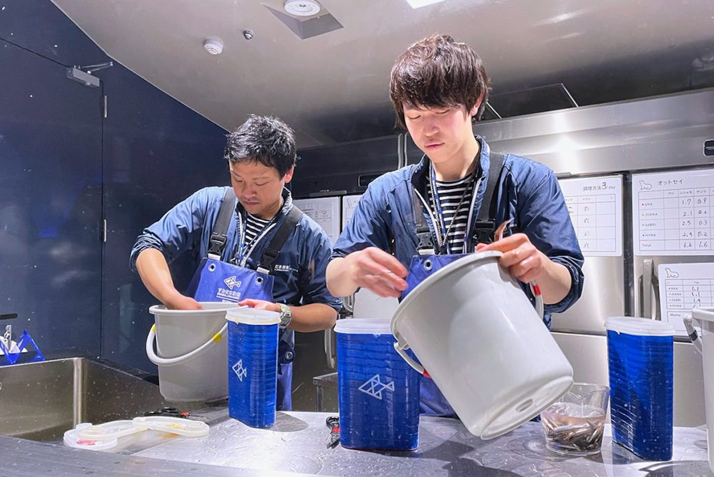 調餌の様子を間近で観察できる「アクアベース」のキッチン/すみだ水族館(東京都/墨田区)