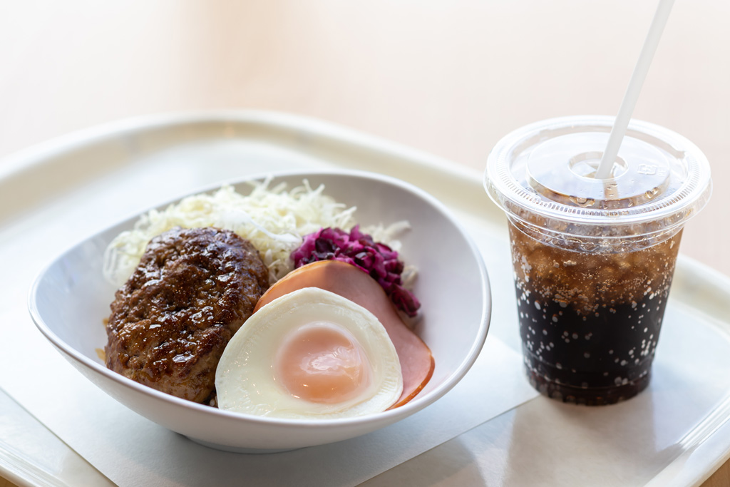 「ビューレストラン」の名物、列車乗務員のまかない丼「ハチクマライスのドリンクセット」/鉄道博物館(埼玉県/さいたま市)