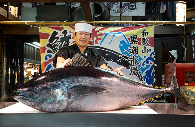 「黒潮市場」生マグロの解体ショー/ポルトヨーロッパ(和歌山県/和歌山市)
