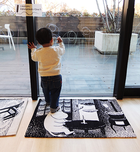 キッズルームにある窓ガラスにお絵かきする様子/ムーミンバレーパーク(埼玉県/飯能市)