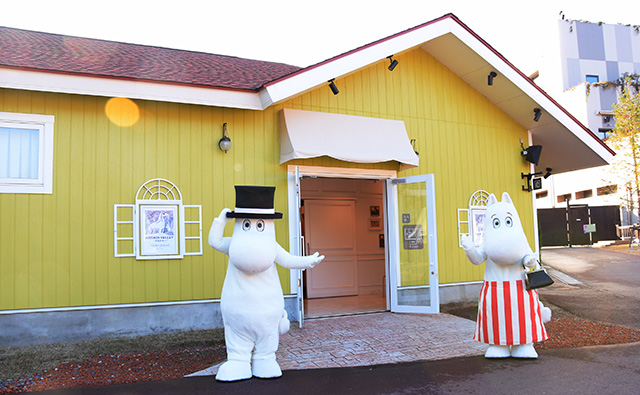 授乳室を案内してくれるムーミンパパとムーミンパパ/ムーミンバレーパーク(埼玉県/飯能市)