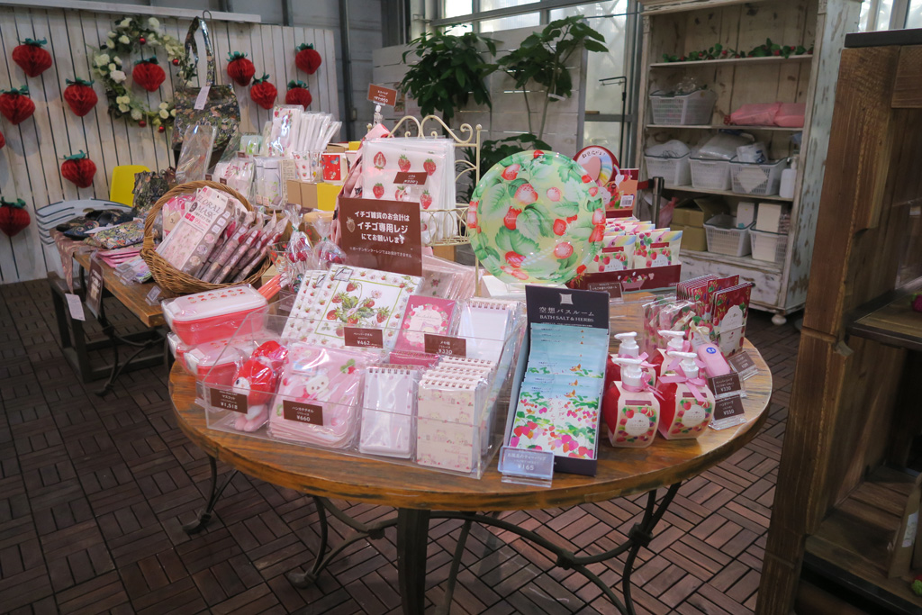 いちごがテーマのお土産が並ぶ店/京成バラ園のいちご狩り施設(千葉県八千代市)