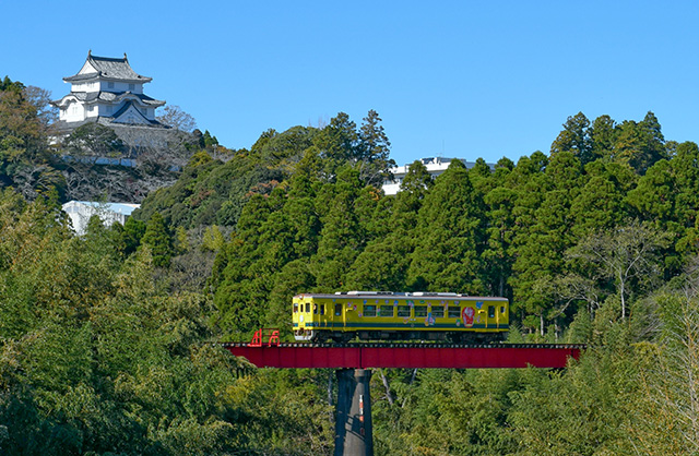 大多喜城と陸橋を走る「いすみ鉄道」(千葉県/大多喜町)