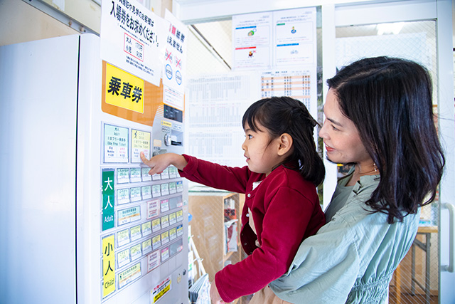 「いすみ鉄道」大多喜駅で切符を買う様子(千葉県/大多喜町)