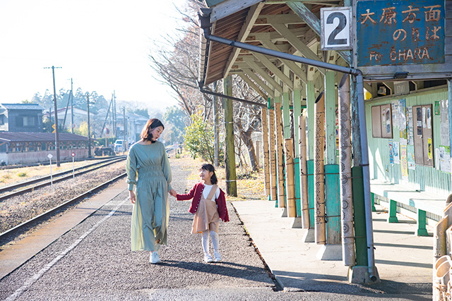 大多喜駅のホームを歩く様子(千葉県/大多喜町)