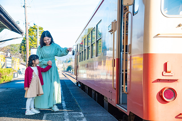 大多喜駅から電車に乗る様子(千葉県/大多喜町)