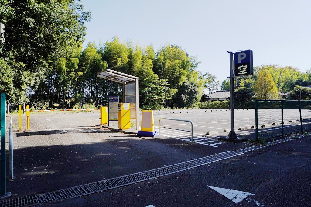 国立天文台敷地内の駐車場/三鷹市星と森と絵本の家(東京都/三鷹市)