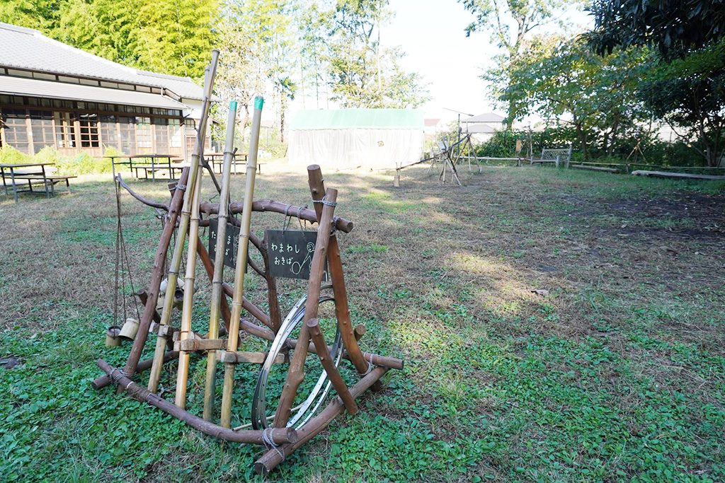 管理棟と旧1号官舎棟に囲まれた庭/三鷹市星と森と絵本の家(東京都/三鷹市)