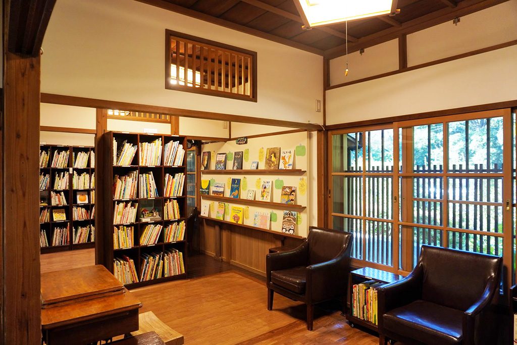 読書室の本棚/三鷹市星と森と絵本の家(東京都/三鷹市)