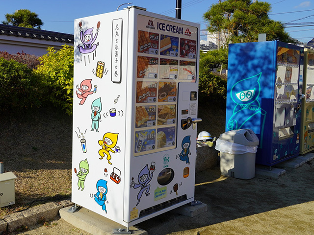 忍者の「尼丸」が描かれた自動販売機/尼崎城(兵庫県/尼崎市)
