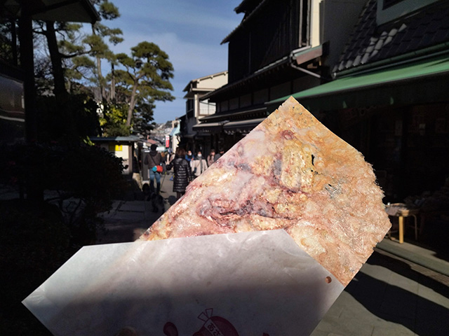 江の島名物の「丸焼きたこせんべい」(神奈川県/藤沢市)