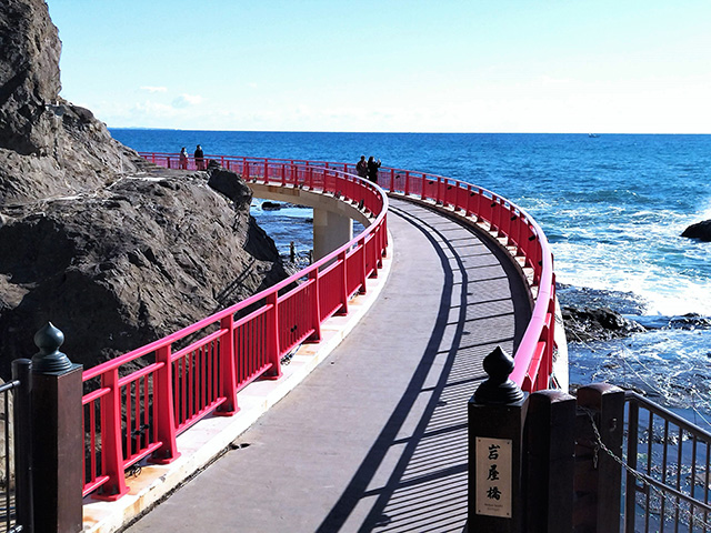 「江の島岩屋」へと続く岩屋橋(神奈川県/藤沢市)