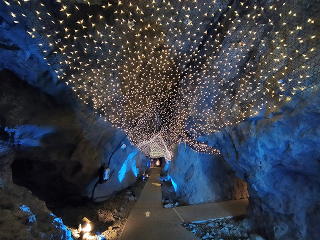 ライトアップされた第二岩屋の洞内/江の島岩屋(神奈川県/藤沢市)
