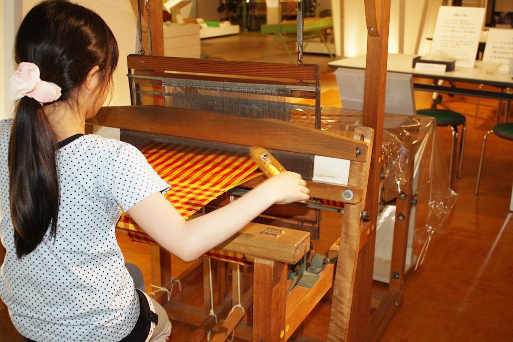 はた織りを体験の様子/シルク博物館(神奈川県/横浜市)