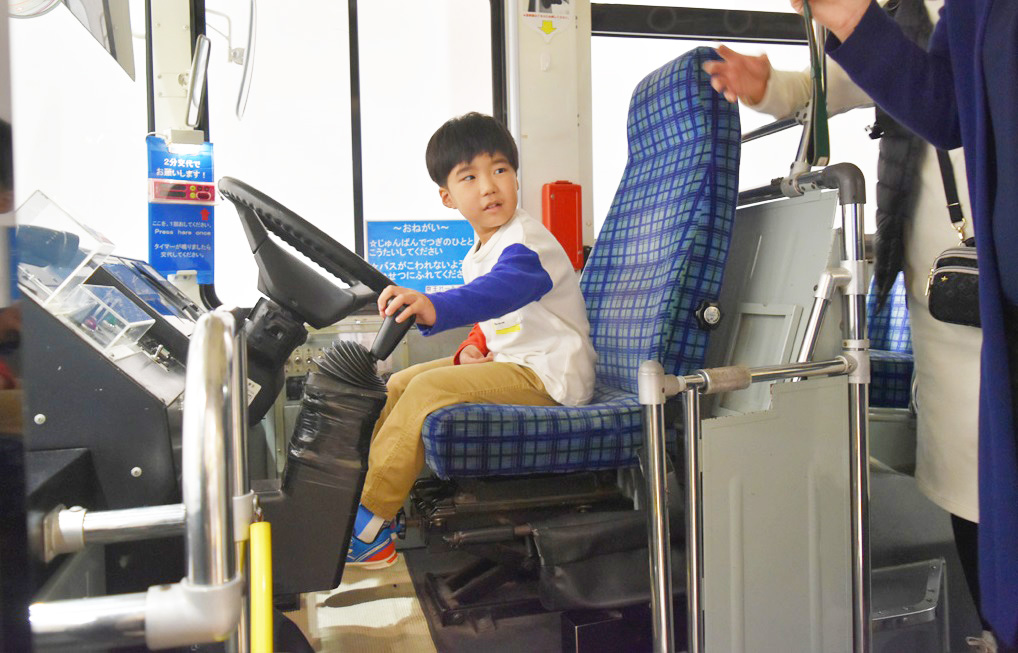 超低床小型バスの運転台/京王れーるランド(東京都/日野市)