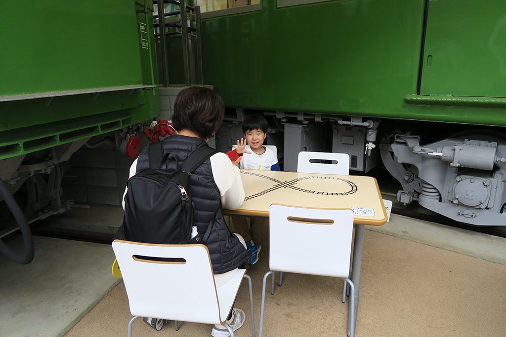 屋外展示場の休憩スペース/京王れーるランド(東京都/日野市)