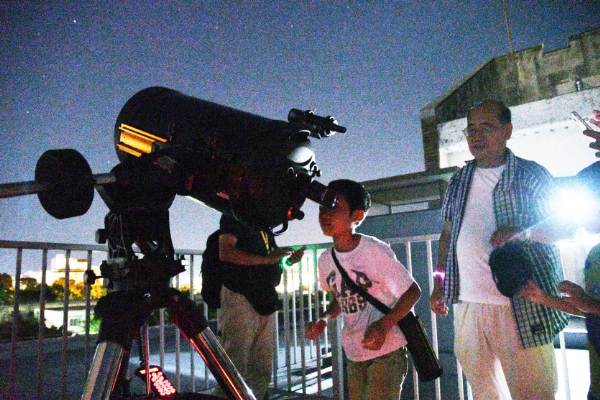 望遠鏡で観察する「星を見る会」/平塚市博物館(神奈川県)