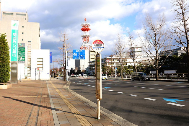 和歌山城ホールの目の前にあるバス停/和歌山市立こども科学館