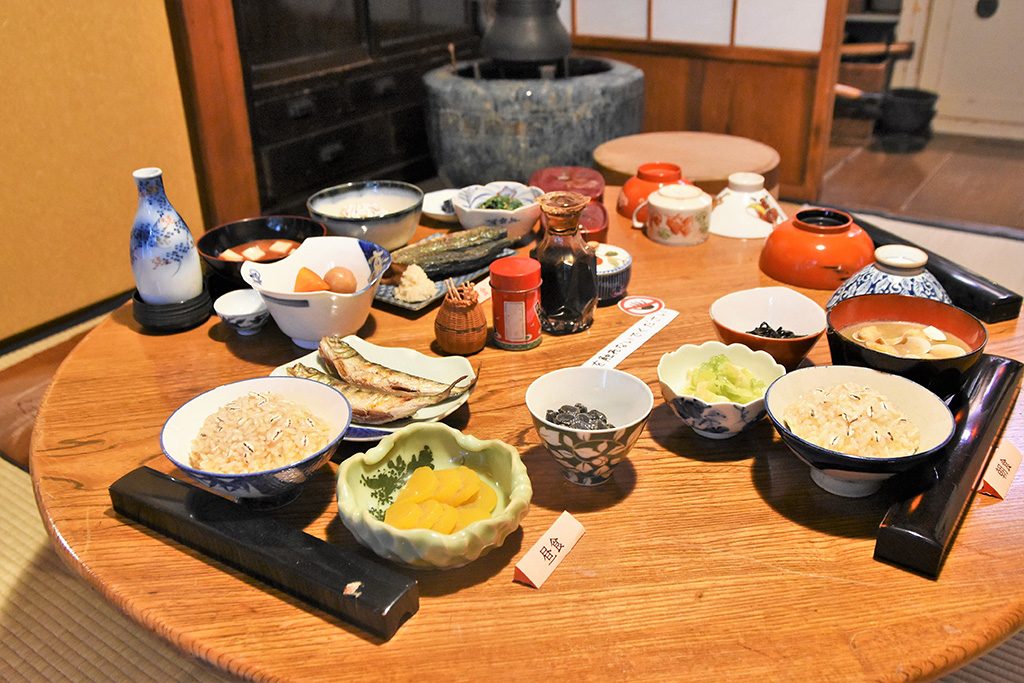 卓上の日常食の一例/昭和のくらし博物館(東京都/大田区)