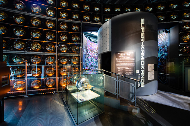 「スーパーカミオカンデ」の10分の1の模型の展示/日本科学未来館(東京都/江東区)
