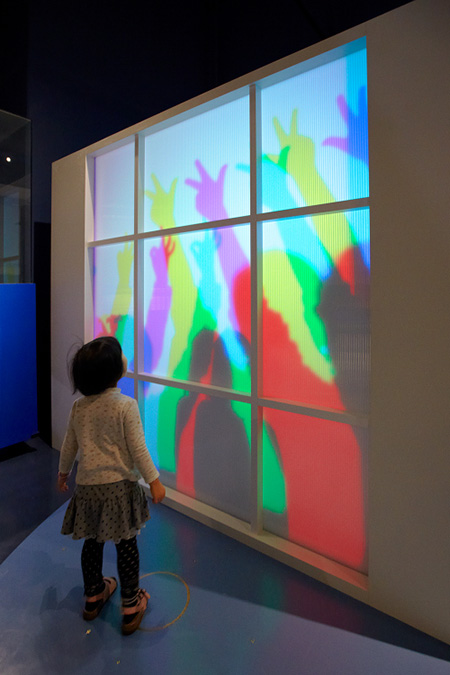 チャレンジの部屋にある「レインボーシャドー」/多摩六都科学館(東京都/西東京市)