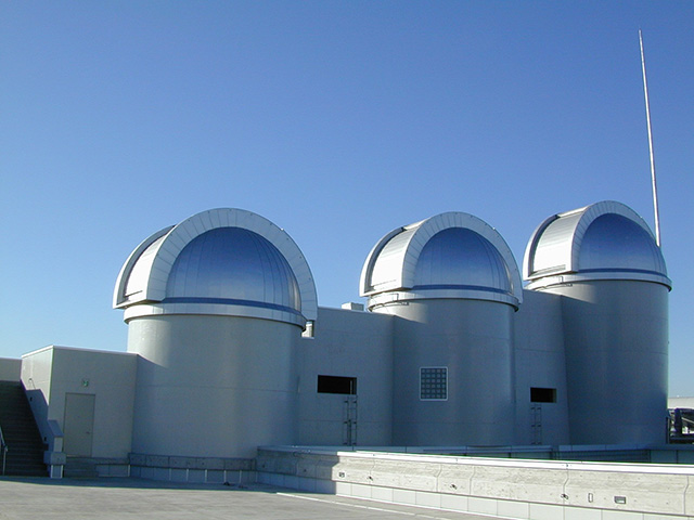 主、副、太陽という3つのドーム/川口市立科学館(埼玉県)