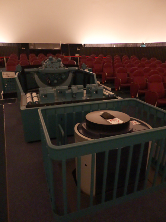 映像を ドーム上に投映する装置/川口市立科学館(埼玉県)