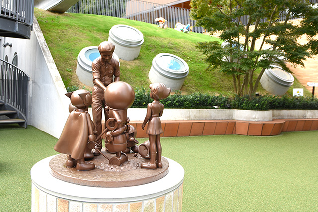 キャラクターに囲まれた藤子Fさんの像/川崎市 藤子・F・不二雄ミュージアム(神奈川県)