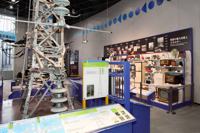 実物の送電鉄塔や昭和時代の家電製品も展示/大阪市立科学館(大阪府)