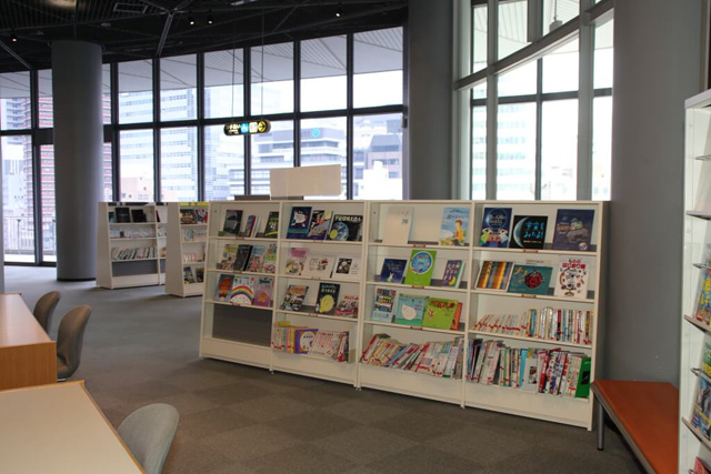 宇宙や科学などたくさんの本が並びます/大阪市立科学館(大阪府)