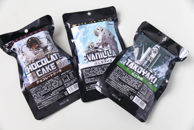 宇宙食。左から、チョコケーキ、バニラアイス、たこやき/大阪市立科学館(大阪府)