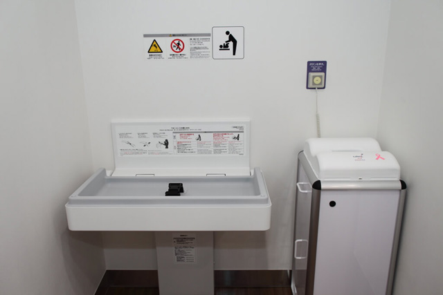 女子トイレおよび地下1階男子トイレにあるオムツ交換シート/大阪市立科学館(大阪府)