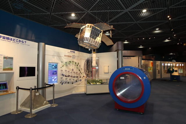 約200点の実験装置や資料がそろう展示場/大阪市立科学館(大阪府)