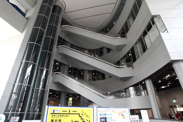 展示場へはチケット売り場左側にあるエレベーターで4階に/大阪市立科学館(大阪府)