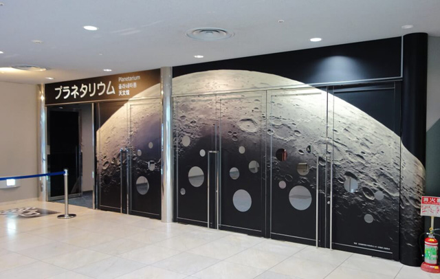 月面が描かれているプラネタリウムへの入口扉/大阪市立科学館(大阪府)