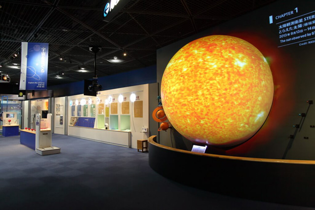 エレベーターの扉が開くと迫力ある太陽が目の前に/大阪市立科学館(大阪府)