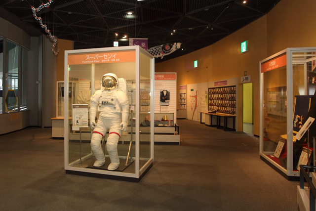 本物と同じ素材でできた宇宙服も展示/大阪市立科学館(大阪府)