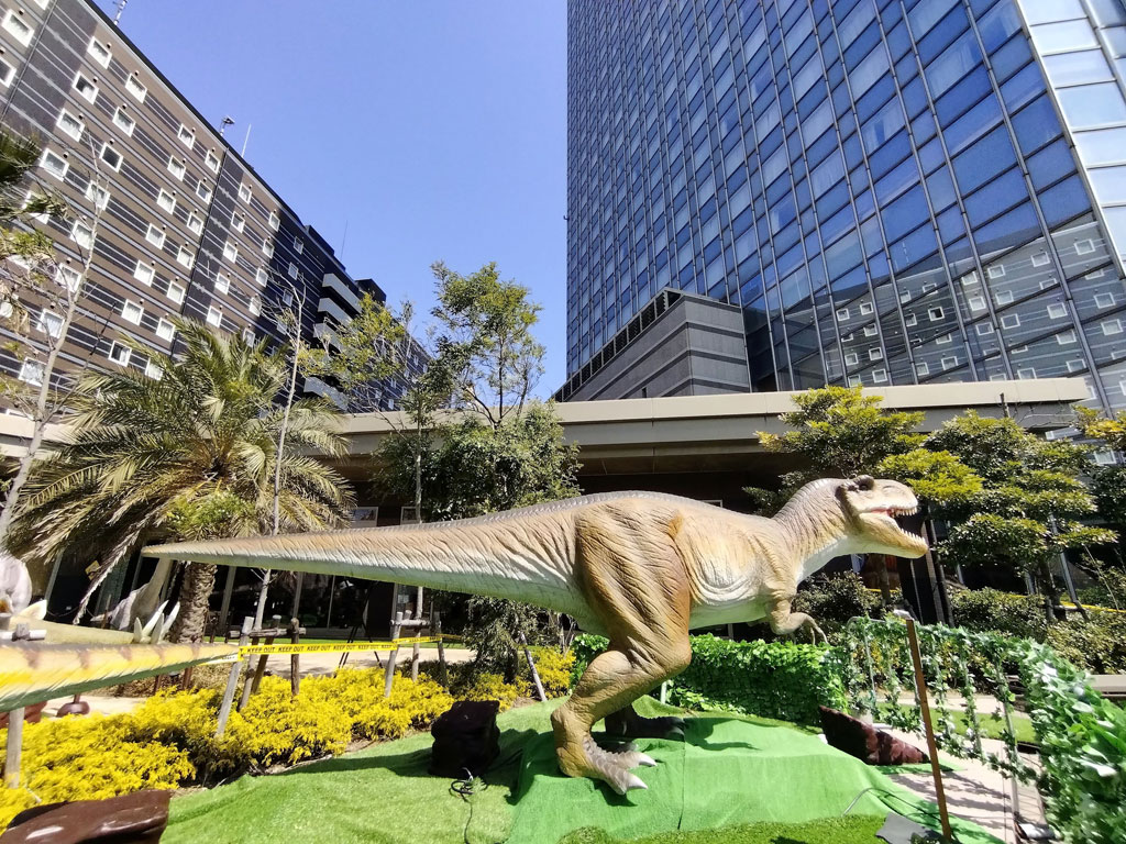 ホテルの谷間にティラノサウルス/ダイナソーアドベンチャーツアー in 東京ベイ幕張(千葉県)