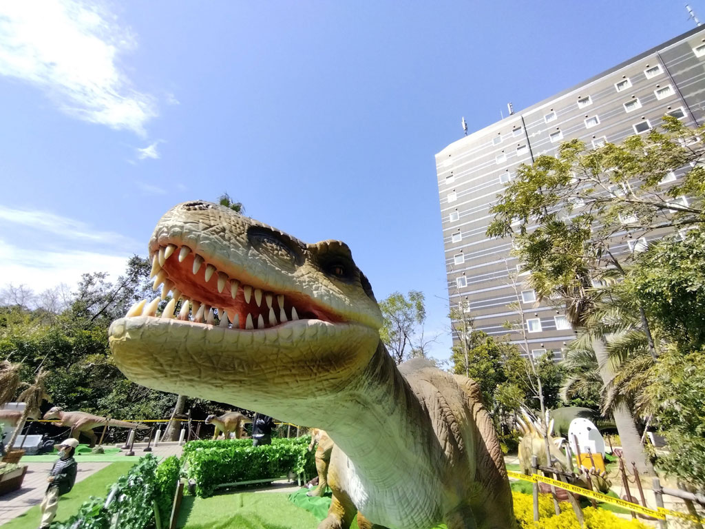 ホテルの谷間にティラノサウルス/ダイナソーアドベンチャーツアー in 東京ベイ幕張(千葉県)