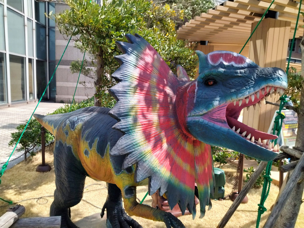 色鮮やかなプリーツ状のひだが特徴的なディロフォサウルス/ダイナソーアドベンチャーツアー in 東京ベイ幕張(千葉県)