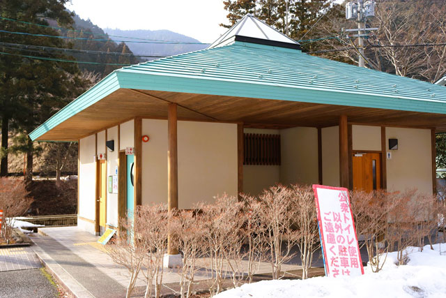 洞川駐車場(天川村洞川温泉前)に隣接した公衆トイレ/洞川温泉(奈良県/天川村)