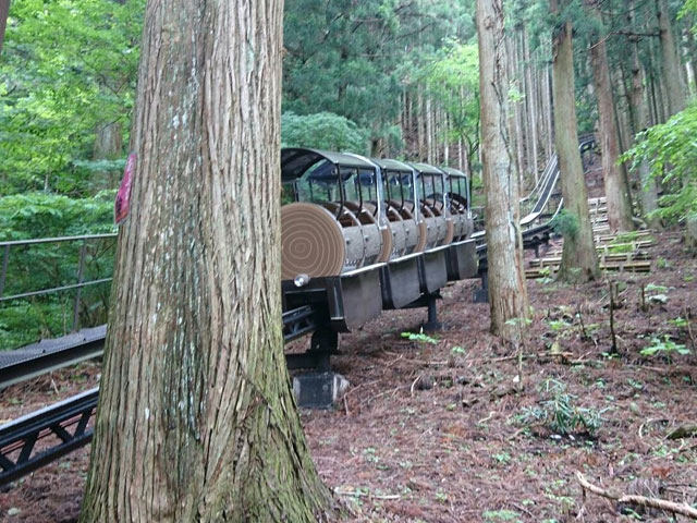 4人乗りのトロッコが4台つながった“どろっこ”/洞川温泉(奈良県/天川村)