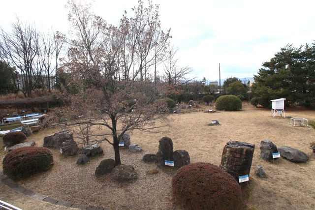 さまざまな岩石が展示されている広々とした屋外園/京都市青少年科学センター(京都府)