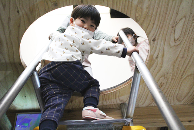 2階の展示に繋がる階段/「Chim↑Pom展:ハッピースプリング」/森美術館(東京都/港区)