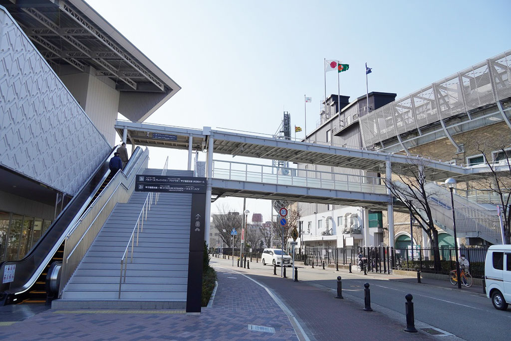 歩行者デッキでつながっている甲子園プラスと球場/甲子園歴史館(兵庫県/西宮市)