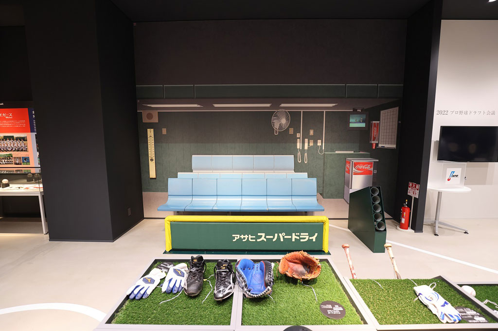 ダッグアウトレストで記念撮影/甲子園歴史館(兵庫県/西宮市)