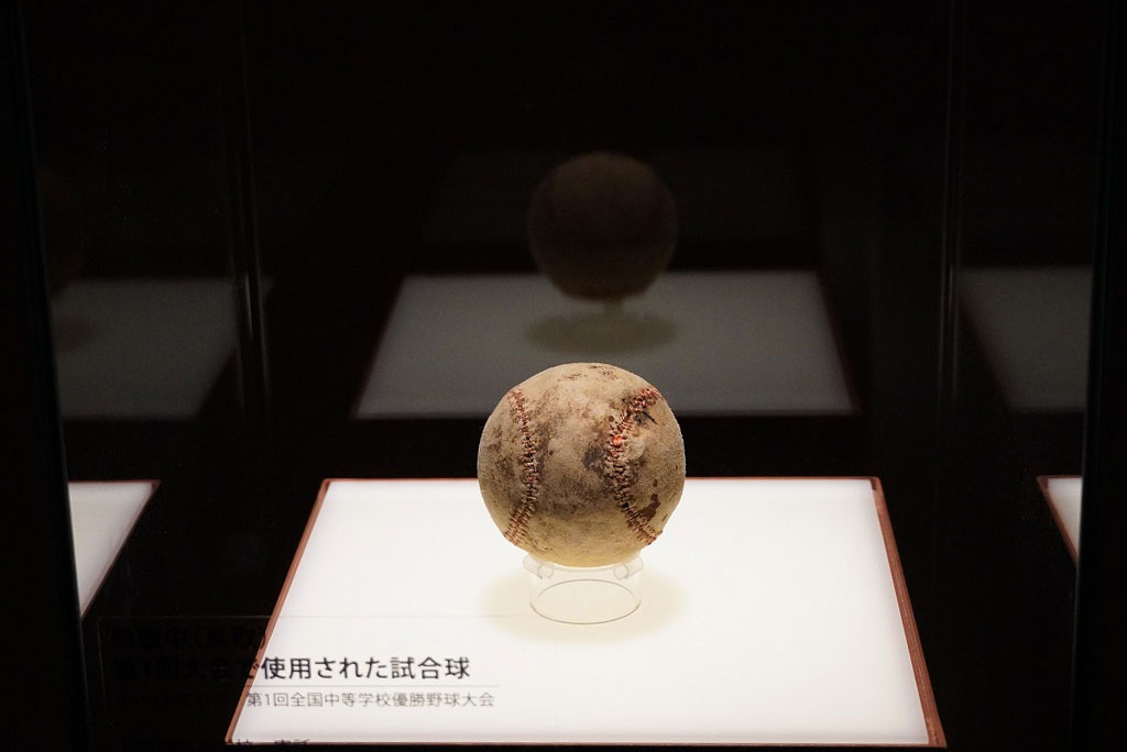 高校野球が始まった時の第1試合で使われた実際のボール/甲子園歴史館(兵庫県/西宮市)