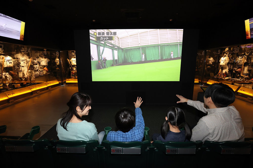 迫力満点の投球を体感する「名場面シアター」/甲子園歴史館(兵庫県/西宮市)
