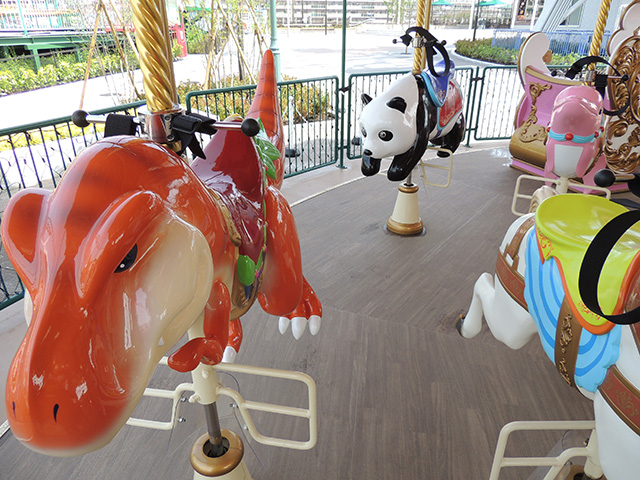 馬だけでなく恐竜やパンダ、イルカなどにも乗れるメリーゴーランド/あらかわ遊園(東京都/荒川区)
